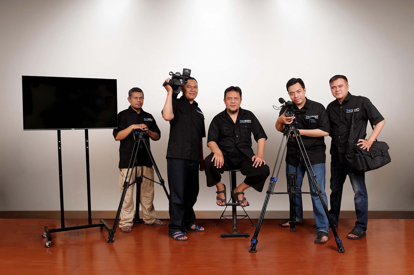 JASA LIVE STREAMING BANDUNG, Zoom Meetings Hybrid Multicam, Video Shooting Professional Terbaik Di Bandung - PRORENT MEDIA — studio interior