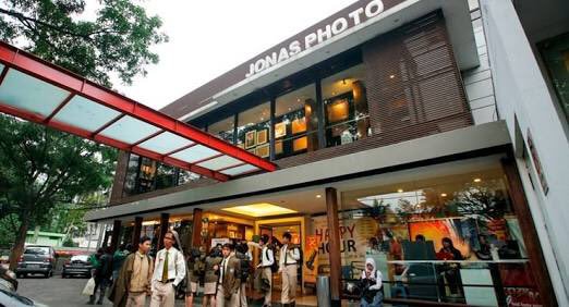 Jonas Photo Banda — studio interior