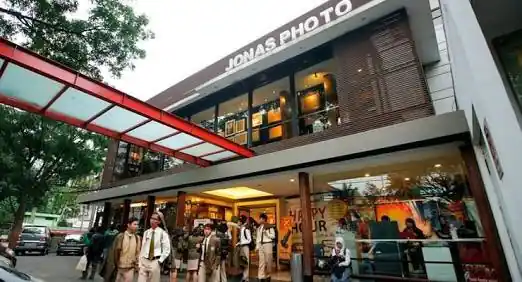 Jonas Photo Banda — studio interior