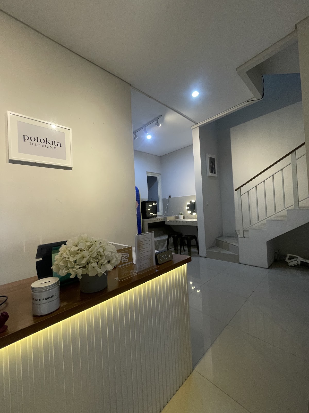 Photostrip - Photobox & Flipbook, Tunjungan — studio interior